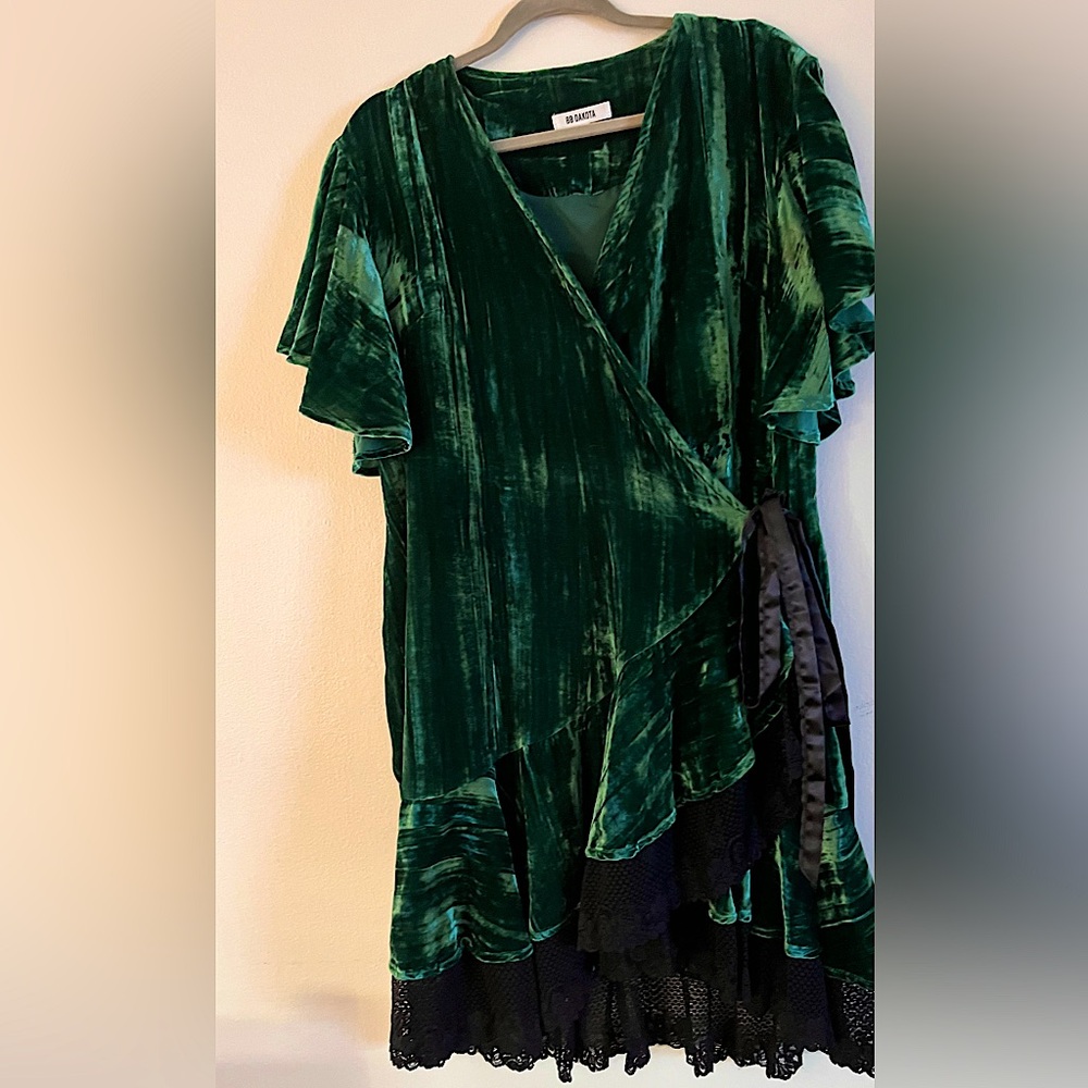 Emerald Velvet Midi Dress